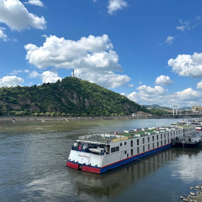 Panorama budapesztu z dunajem, górą gellérta i zacumowanymi statkami