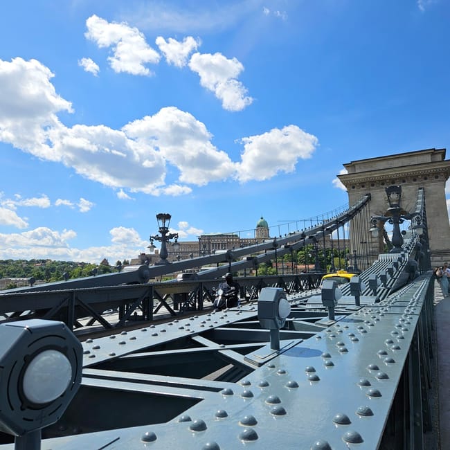 Most łańcuchowy w budapeszcie z widokiem na panoramę miasta