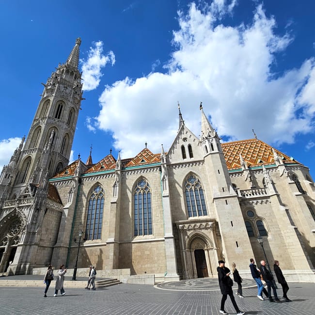 Kościół macieja w budapeszcie z kolorowym dachem i wieżą pod błękitnym niebem