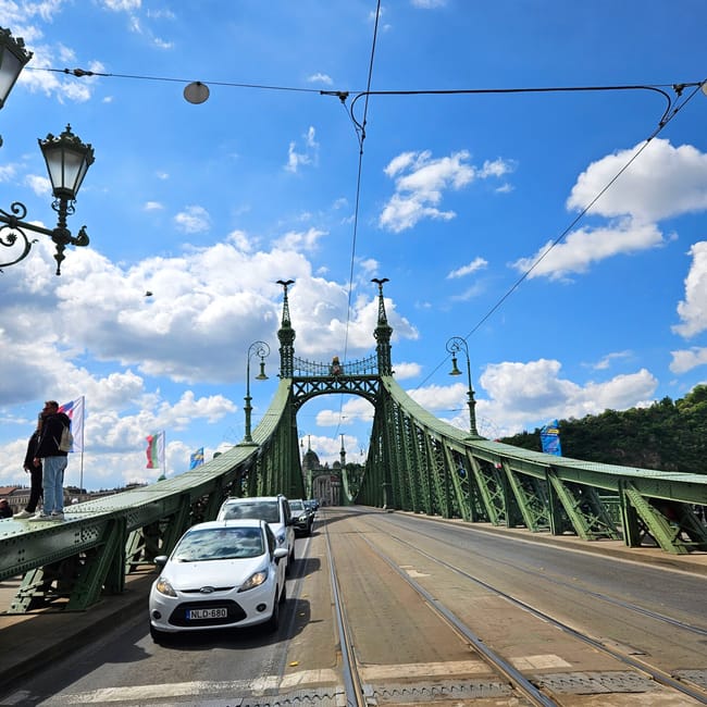 Most wolności w budapeszcie z tramwajami, samochodami i błękitnym niebem