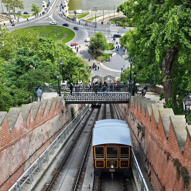 Budapeszt, kolejka linowa buda castle funicular z widokiem na most i dunaj
