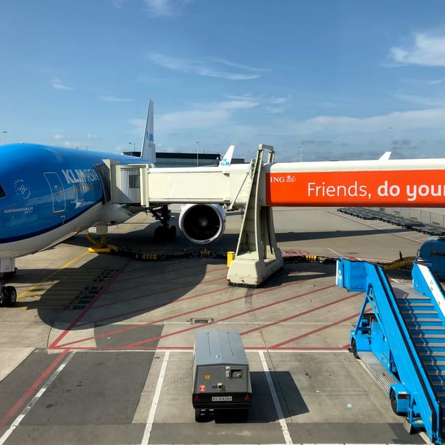 Samolot klm przy rękawie na lotnisku amsterdam airport schiphol