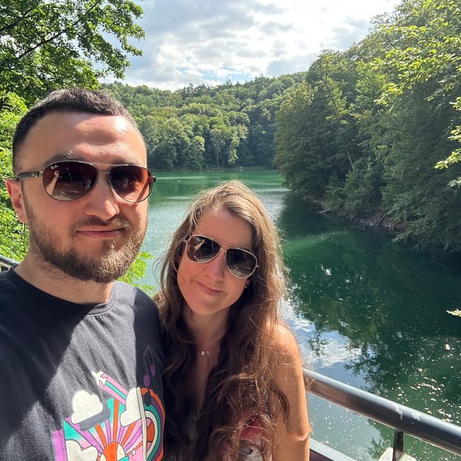 Szczecin emerald lake wśród zielonych drzew, z dwojgiem osób na pierwszym planie