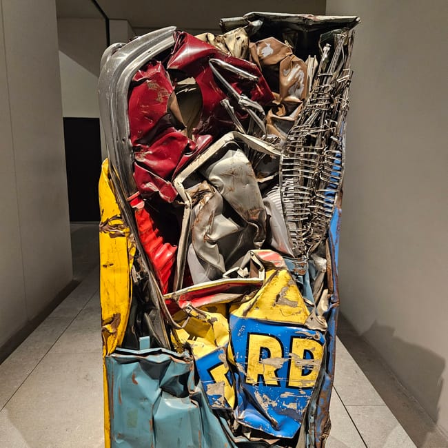 Muzeum luwr abu dhabi: zgnieciona, wielokolorowa metalowa rzeźba stojąca w galerii