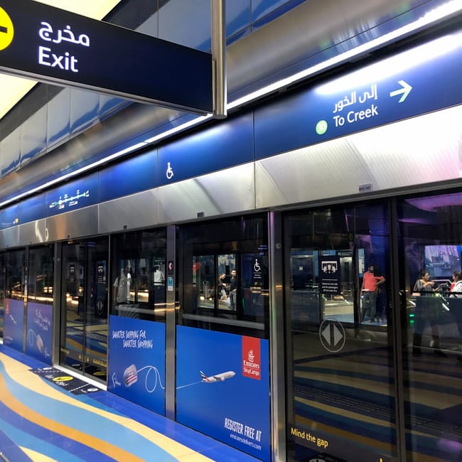Peron dubai metro z oznaczeniami wyjścia i kierunku do creek