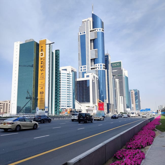 Wieżowce przy autostradzie w dubaju, w tym century financial i oco tower