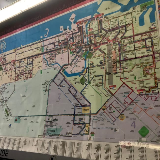 Mapa transportu publicznego dubaju z kolorowymi trasami metra i autobusów oraz legendą linii.