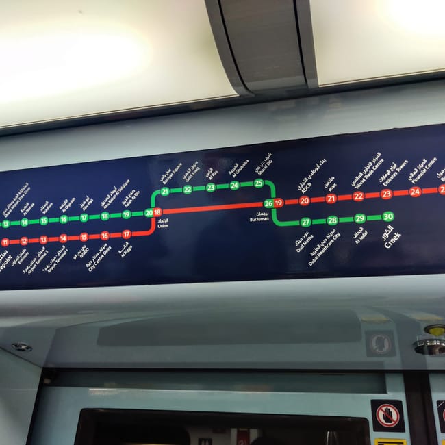 Mapa tras dubai metro z nazwami stacji i liniami