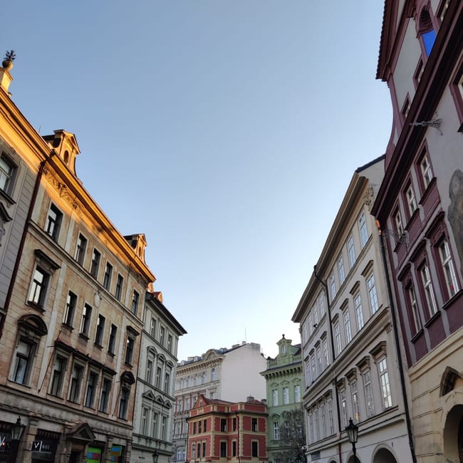 Ulica z kolorowymi kamienicami w pradze, czechy
