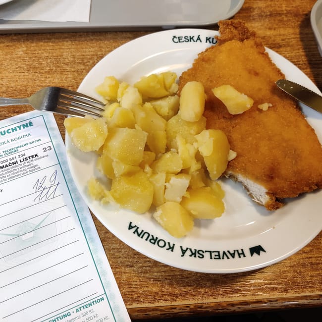 Smażony kotlet z ziemniakami na talerzu w czeskiej kuchni w pradze