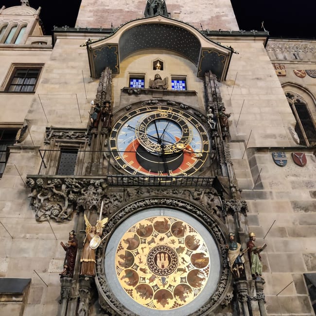 Praski zegar astronomiczny na wieży ratusza w pradze nocą