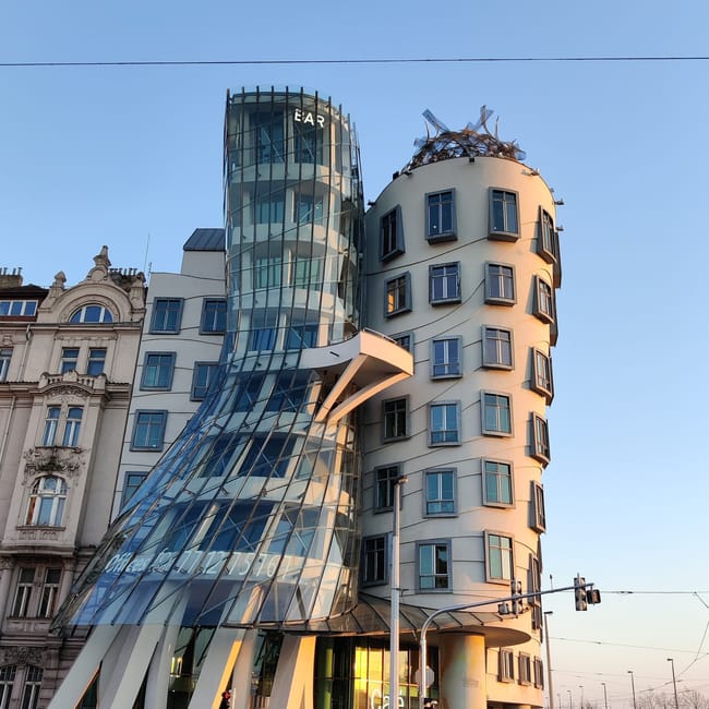 Tańczący dom w pradze o charakterystycznej, falującej bryle z przeszkloną wieżą.