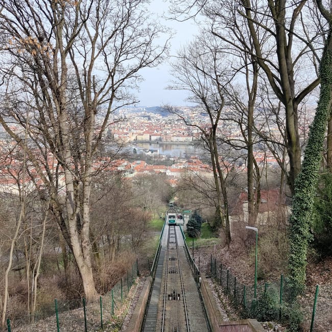 Kolejka linowa w pradze z widokiem na panoramę miasta