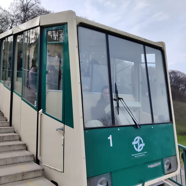 Praski wagon kolejki linowej numer 1 na stacji w czechach