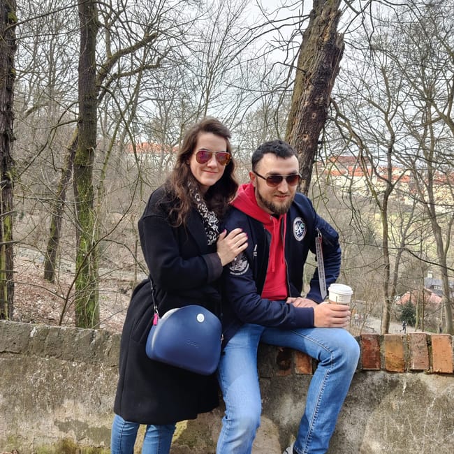 Para przy murku w pradze, u stóp wieży petřín