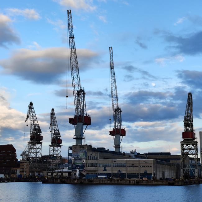 Helsinki west port w finlandii z dźwigami portowymi nad wodą pod wieczornym niebem