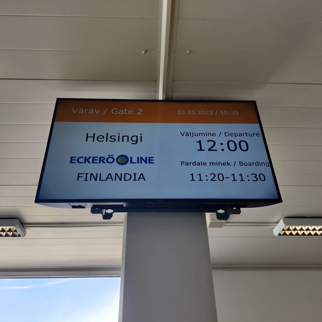 Ekran odlotów w helsinkach z informacją o rejsie eckerö line do finlandii