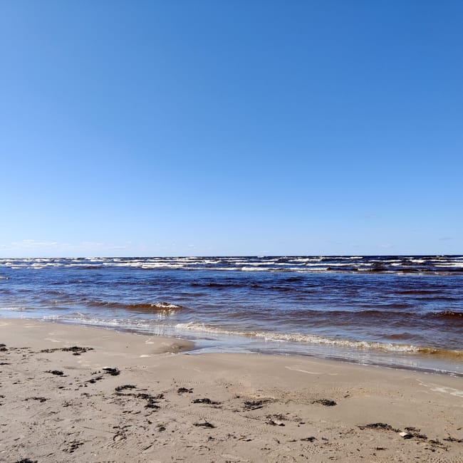 Plaża i fale w jurmale, łotwa