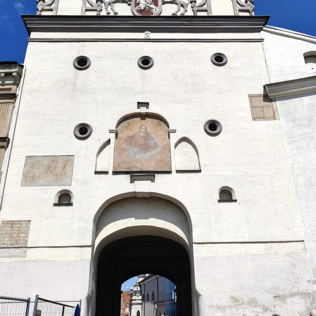 Ostra brama w wilnie z łukową bramą i widoczną kapliczką nad przejściem
