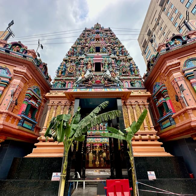 Kolorowa fasada świątyni sri mahamariamman w kuala lumpur z wieżą gopuram.