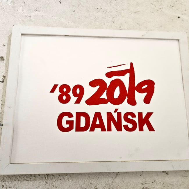 Plansza z napisem „89/2019 gdańsk” w przestrzeni sztuki gdańsk