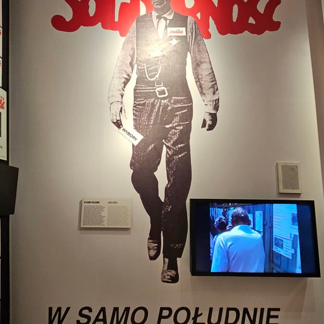 Wystawa w europejskim centrum solidarności w gdańsku z napisem w samo południe 4 czerwca 1989.