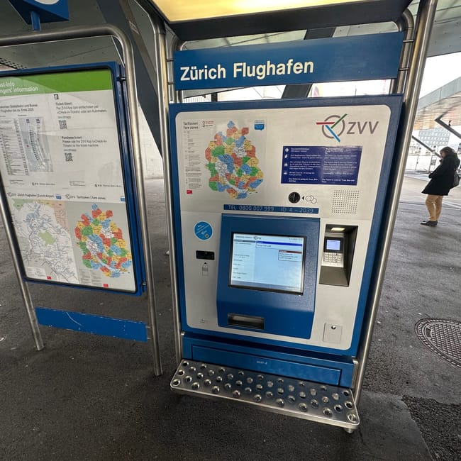Automat biletowy zvv na lotnisku zürich flughafen w zurychu, szwajcaria.
