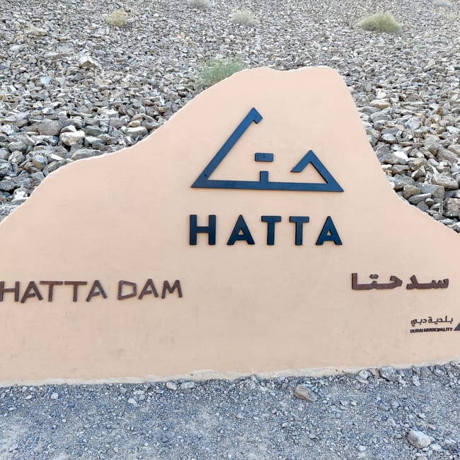 Kamienna tablica z napisem hatta dam w hatta, zea