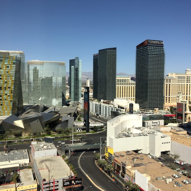 Panorama las vegas z wieżowcami the cosmopolitan i nowoczesnymi budynkami przy stripie