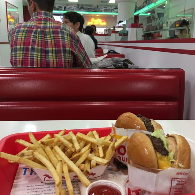 In-n-out burger w las vegas: tacka z frytkami, dwoma burgerami i sosem na stoliku