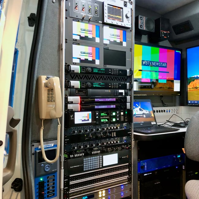 Wnętrze mobilnej stacji transmisyjnej nab w las vegas z monitorami i sprzętem broadcastowym