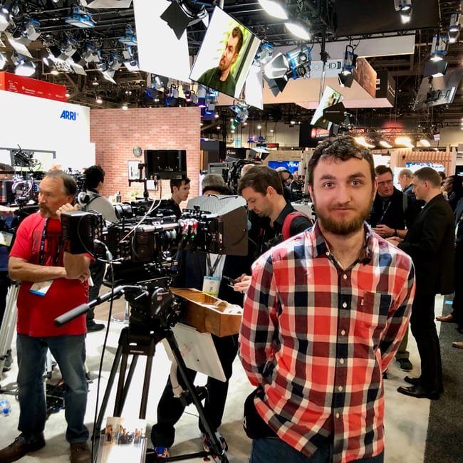 Tłum na targach nab w las vegas przy stoisku z kamerami filmowymi