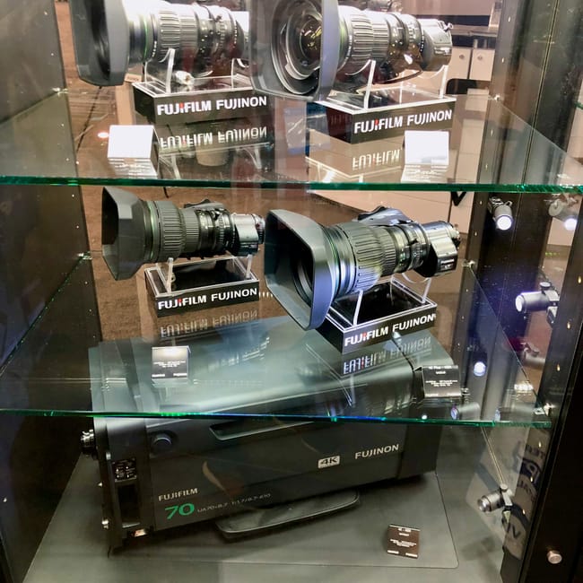 Obiektywy i kamera fujifilm fujinon w gablocie na targach nab w las vegas
