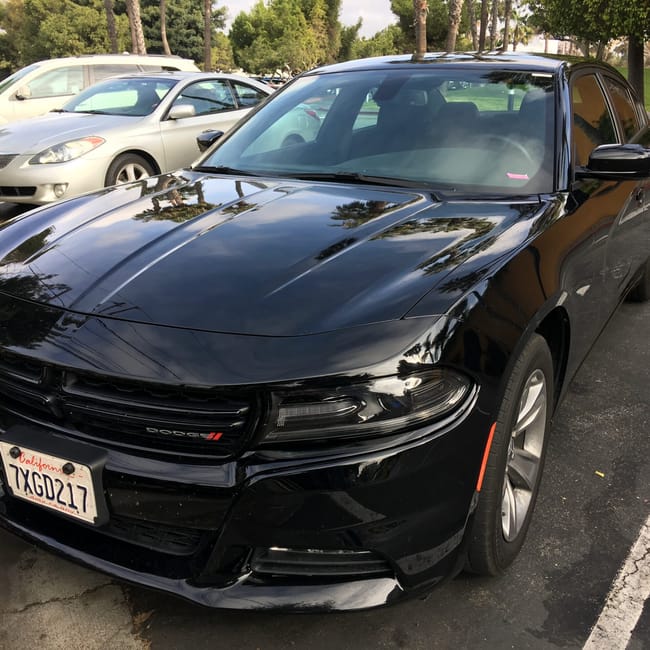 Czarny wynajęty samochód dodge w los angeles, zaparkowany na parkingu.