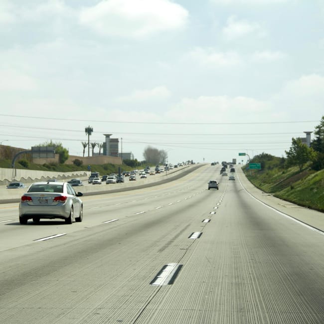 Autostrada w los angeles z kilkoma samochodami na szerokiej, słonecznej jezdni