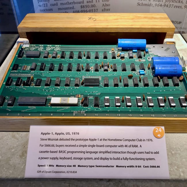 Prototyp apple-1 w computer history museum w mountain view, na drewnianej podstawie.