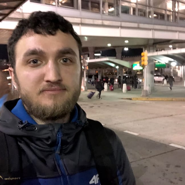Selfie mężczyzny przy terminalu lotniskowym w nowym jorku nocą