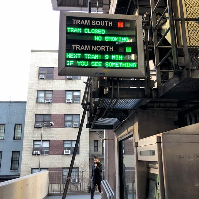 Tablica informacyjna tramwaju na stacji w new york city z komunikatem o zamknięciu linii i czasie następnego tramwaju