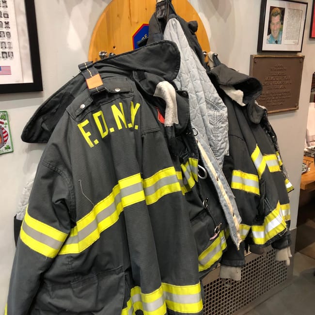 Kurtki i wyposażenie strażackie fdny w nowym jorku