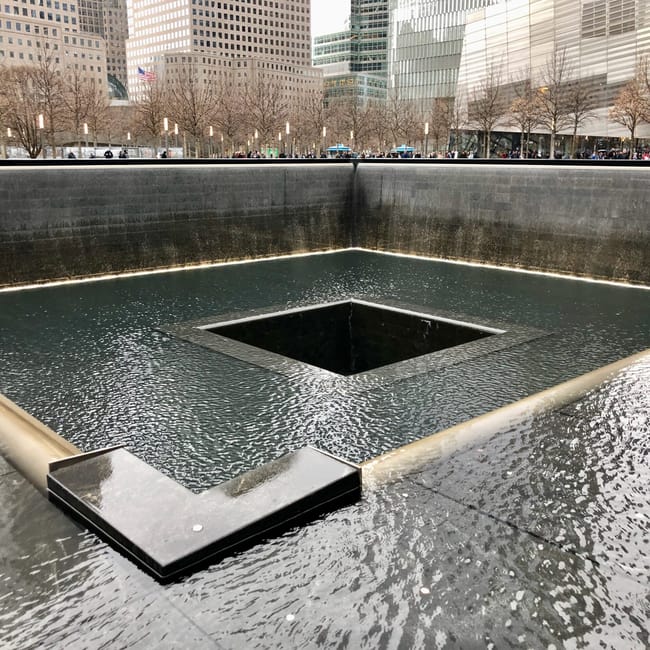 9/11 memorial pools w nowym jorku z kwadratową niecką i spływającą wodą
