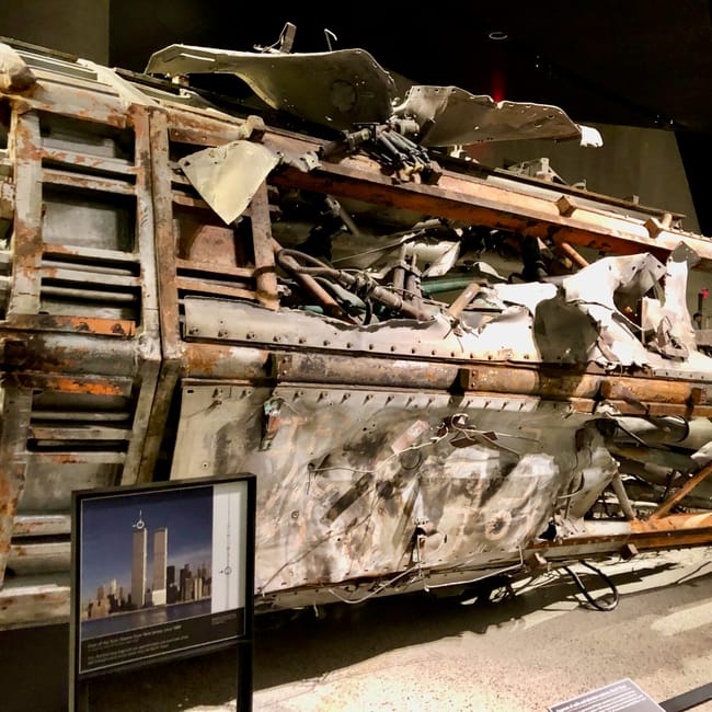 Zniszczony stalowy fragment konstrukcji w 9/11 museum w nowym jorku.