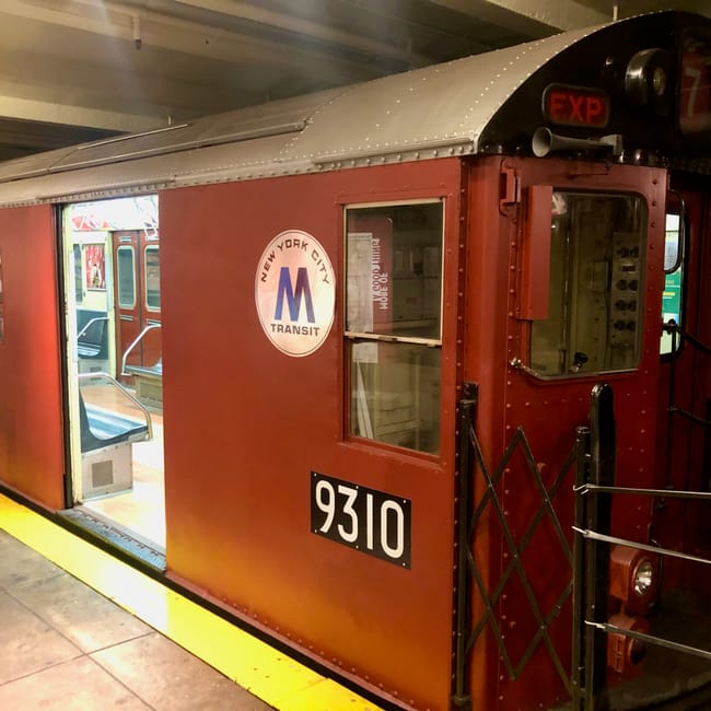 Zabytkowy wagon metra w new york transit museum w nowym jorku, z numerem 9310