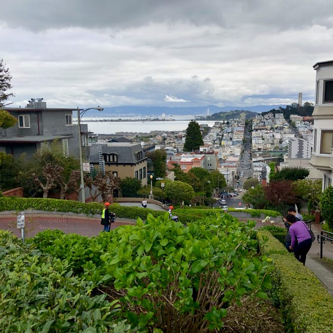 Lombard street w san francisco z widokiem na zatokę i krętą, stromą ulicę