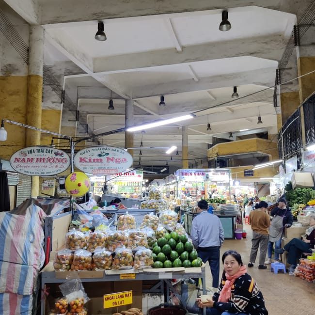 Targ w da lat z owocami, warzywami i stoiskami z lokalnymi produktami