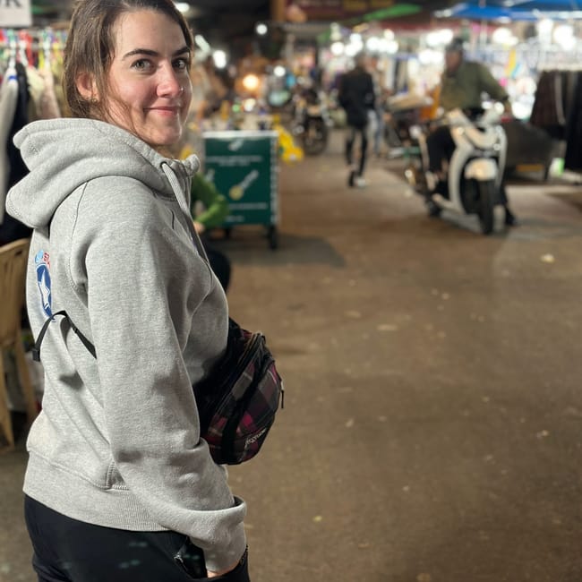 Da lat market w wietnamie, kobieta w szarej bluzie na tle nocnego targu