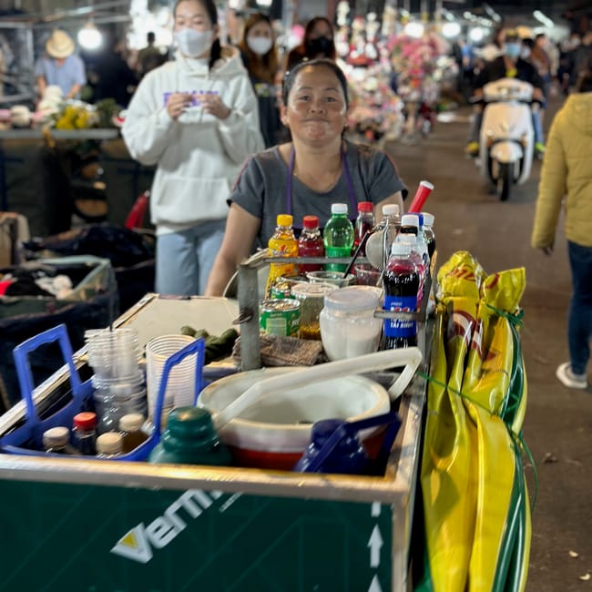 Stoisko z napojami na nocnym targu da lat market w wietnamie.