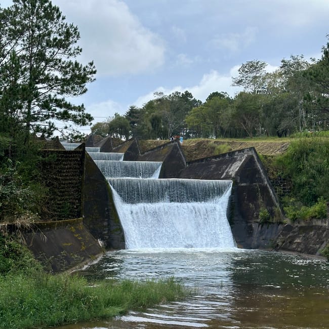 Przelew tuyen lam lake spillway w da lat w wietnamie, z kaskadą wody i otaczającą zielenią