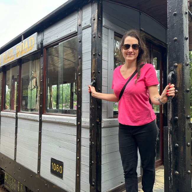 Kobieta stojąca przy wagonie w da lat railway station w wietnamie
