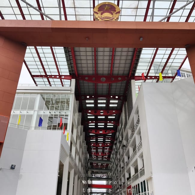 Centrum administracyjne da lat lam dong z wysokim przeszklonym atrium w wietnamie