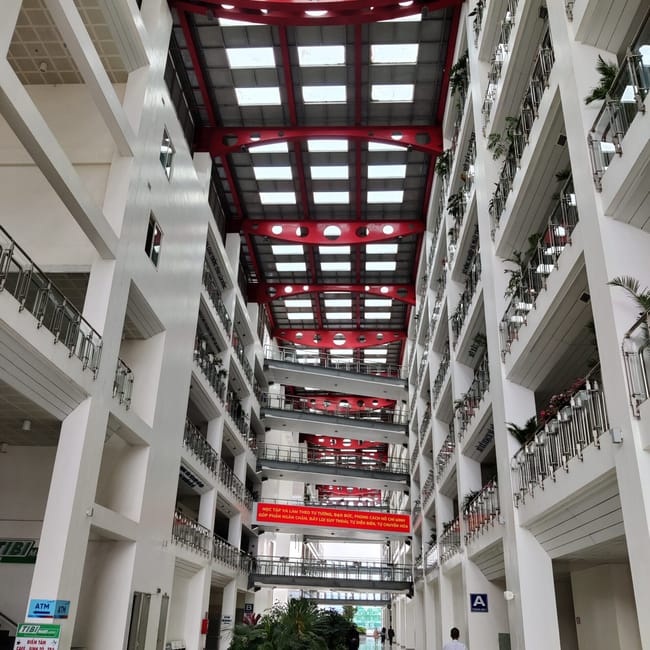 Wnętrze budynku administracyjnego w da lat lam dong z wysokim atrium i czerwonymi belkami sufitu